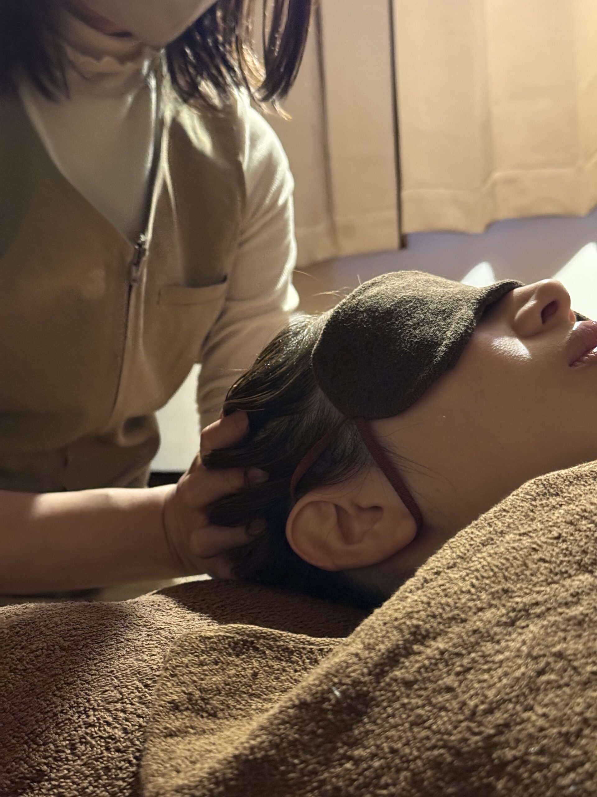 リラックスした状態でのヘッドスパ施術